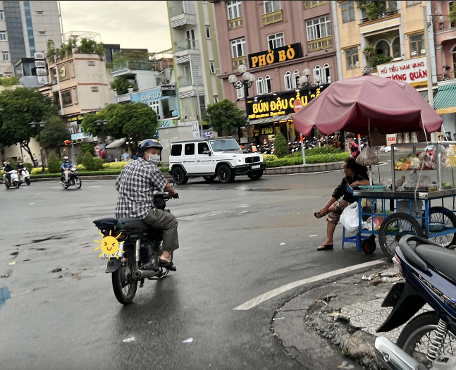 Đi theo chú nè, gác chân chống xe lên cháu ơi…, đời sao dễ thương quá đỗi!