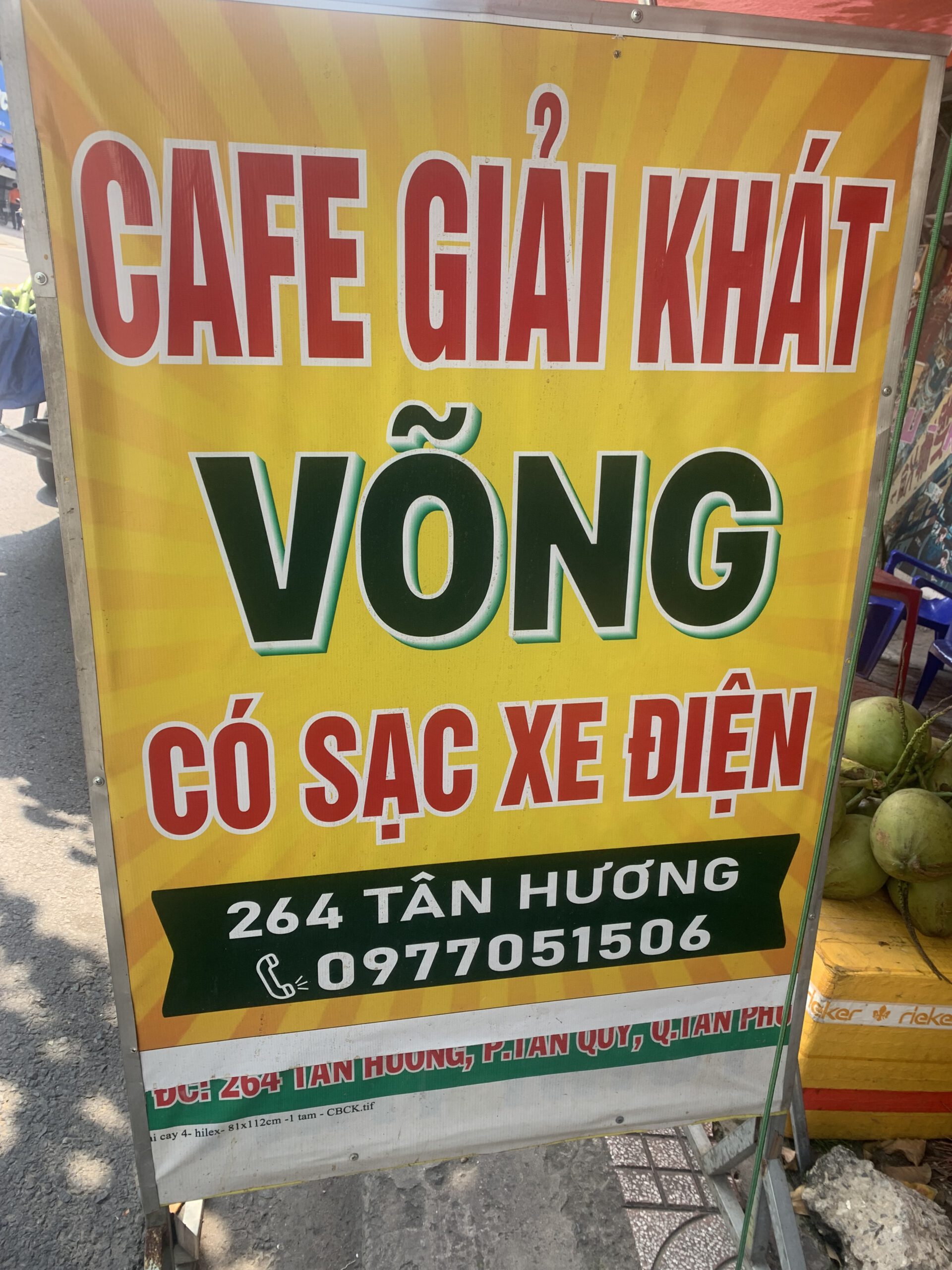 Cafe võng , sạc điện xe máy